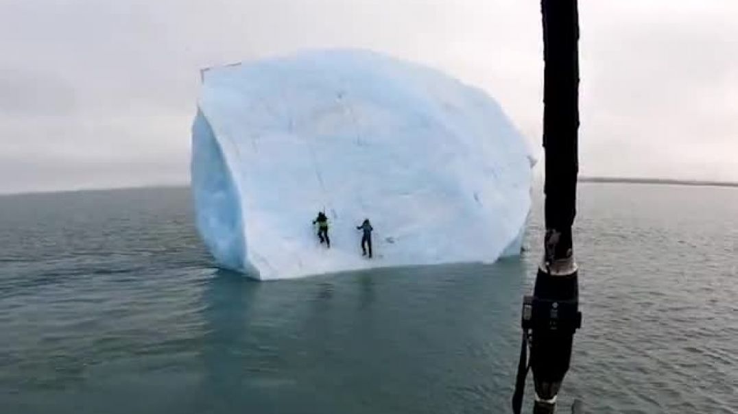 Khoảnh khắc tảng băng bị lật, hất 2 nhà thám hiểm xuống biển ở Bắc Cực